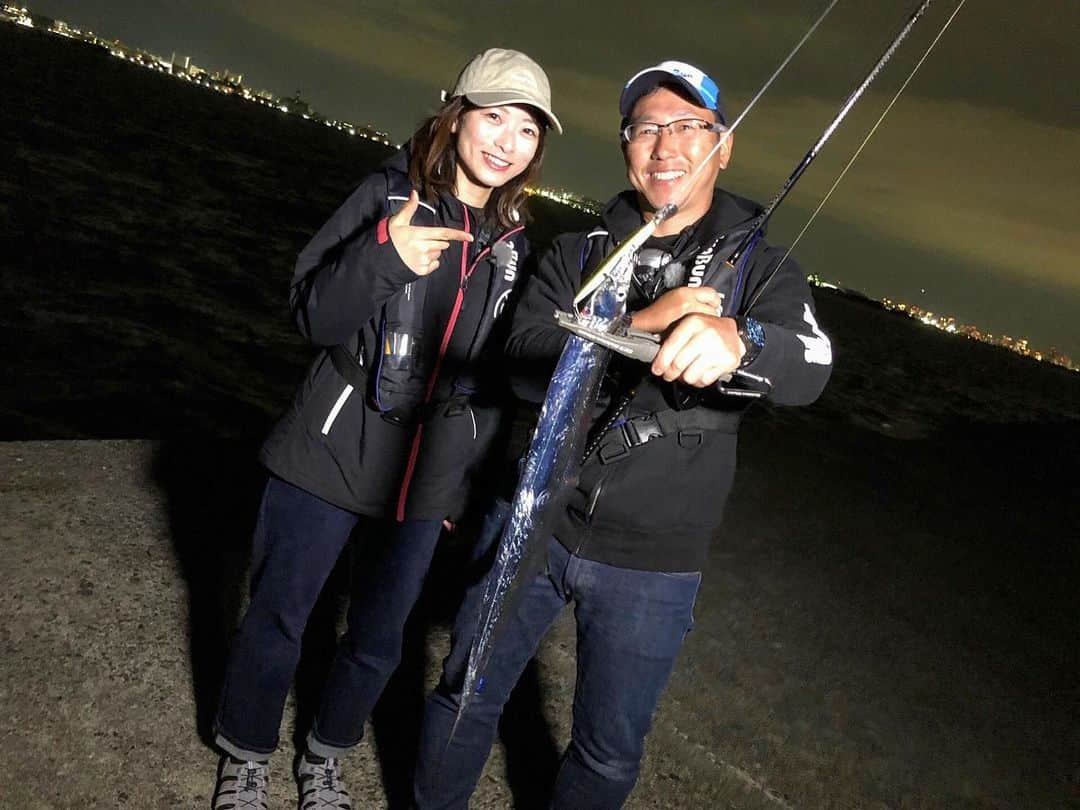 高本采実さんのインスタグラム写真 - (高本采実Instagram)「🎣 第266回「オリジナルカラーで目指せタチウオGET!」 . 先日はつり具のブンブンスタッフの 田中さん、瀧本さん、しもむーさんと 大阪湾の沖堤防「武庫川一文字」 へ行ってきました🐟✨ ミノー、バイブレーション、ワインドなどなど！ 使用したのは全部つり具のブンブン オリジナルカラーのものです☺️ 放送では、それぞれのオリカラのこだわりも チラッと紹介していますよ☺︎✨ . 自分で考えたオリカラルアーで 釣れた時の嬉しさったらありゃしない😭💖 初ムコイチ、初セットアッパーあやみんイワシ🎉 風もなかなか強かったでしたが、 そんなの気にならないくらい ハッピーな釣行となりました☺️🎣💕 . 是非ご覧ください(o^^o) . . ---◆商品情報詳細◆-------------------- ドミクラフト「マーマン3.6インチ」 ・クリアルミノーバヘッド（しもむーさん考案） ・チャートルミノーバヘッド（しもむーさん考案） . ダイワ「セットアッパー125SDR」 ・あやみんイワシ（あやみん考案） ・グリーンゴールドイワシグローベリー（瀧本さん考案） ・ウロコチャートマイワシ（田中さん考案） ・キビナゴイワシ（田中さん考案） . ダイワ「サムライ太刀ケミバイブ84S」 ・パープルヘッドルミノーバマイワシ （田中さん・瀧本さん考案） ・ピンクヘッドルミノーバマイワシ （田中さん・瀧本さん考案） . ブンブンオリジナル　タチウオリーダー　 長さ３サイズ　10㎝・15㎝・20㎝ ３本入り 280円 --------------------------------------- . . ---【放送日】------------------------- サンテレビ　11月6日(水) 22:30-23:00 テレビ愛媛　11月8日(金) 26:00-26:30 テレビ神奈川　11月10日(日) 7:00-7:30 YouTube  11月14日(木) --------------------------------------- . . . . . #ルアルアチャンネル  #ルアチャン #つり具のブンブン #ブンブン #BunBun #釣り番組 #釣具店 #fishingshop #武庫川一文字 #大阪湾 #沖堤防 #ショア #タチウオ #フィッシュイーター #ミノープラグ #DAIWA #セットアッパー #セットアッパー125sdr  #あやみんイワシ #ドミクラフト #釣り #釣り好き #釣りガール #fishinggirl #钓鱼女孩  #钓鱼 #高本采実 #あやみん #ayamistagram」11月5日 20時06分 - ayami__summer