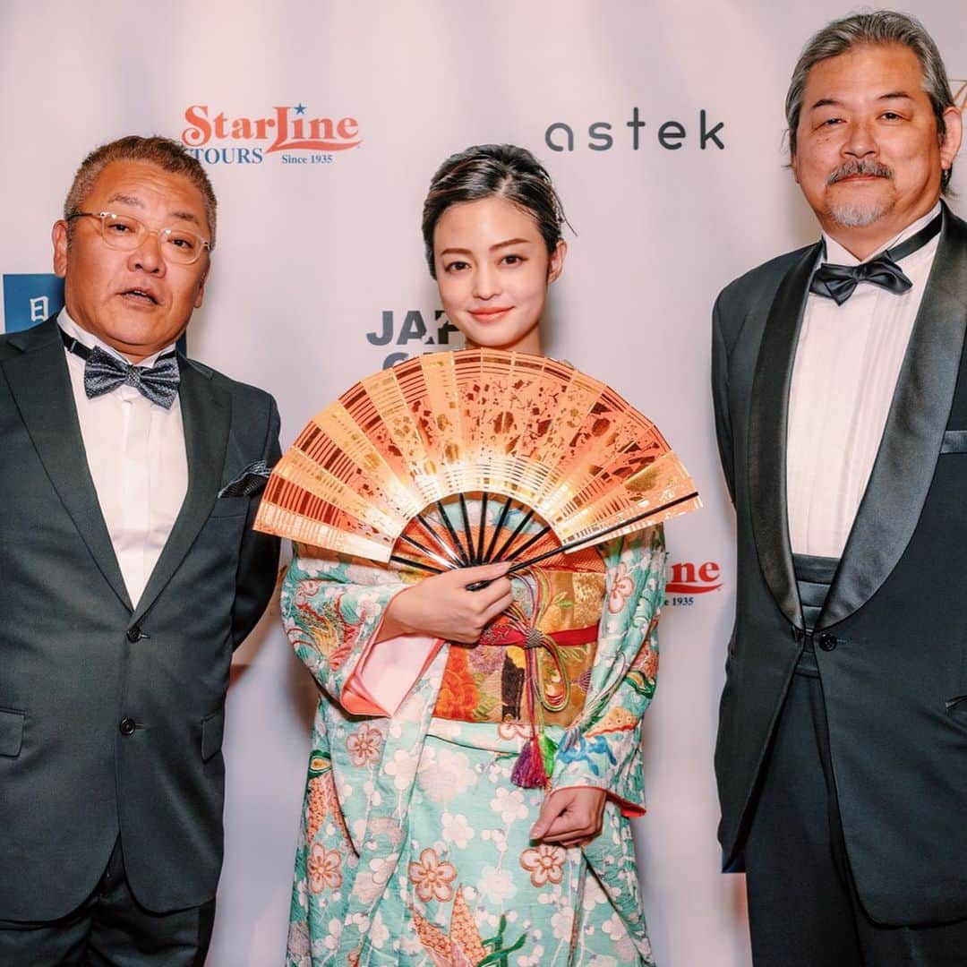 小林涼子さんのインスタグラム写真 - (小林涼子Instagram)「. Japan Cuts Hollywood  レッドカーペットへ呼んで頂き、弾丸行ってきました。 沢山の街や国へ行ったけれど実は初めてのLA。 それが、まさかお仕事で。 まさかチャイニーズシアターでの上映だなんて… 英語を習い始めた5年前には 想像出来なかった未来が来たよ 来てしまったよ 🎬 家族のように愛情を注いで 英語を教えてくださっている先生のお着物と、 曾祖母が母に贈った帯で、おめかししました。 スクリーニングの日の写真は、また後ほど…♡ 今回も旅写真お付き合いくださいませ 🎬🥰 #ハリウッド #レッドカーペット #初めての #ロサンゼルス #ロス  #japancutshollywood #tlcchinesetheatre #la #losangeles」11月5日 20時11分 - ryoko_kobayashi_ryoko