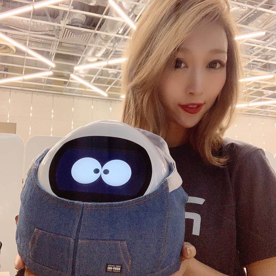 梅野舞さんのインスタグラム写真 - (梅野舞Instagram)「ロボコレ2019  ロボットのファッションショー💕 お洋服を着たロボットの活躍を披露 82体の衣装の異なるロボット 総勢14社のメーカーが登場！ わたしは、タピアとランウェイしよ〜〜✨ タピアは唯一の女の子ロボット🎀  ラストの動画はタピアと瞬きを合わせようとしたらタイミング分からず思いっきり強い瞬きに👁  タピアにどんどん愛着が❤️❤️ くりくりお目が可愛いコミュニケーションロボット♬  #ロボット#ロボコレ#ロボユニ#ロボコレ2019#衣装#服#デニムパーカー#可愛い#愛らしい#コミュニケーションツール#コミュニケーションロボット#ランウェイ#ファッションショー#タピア#瞬き#fashion#instagram#instagramjapan #instafashion」11月5日 20時12分 - mai.umeno