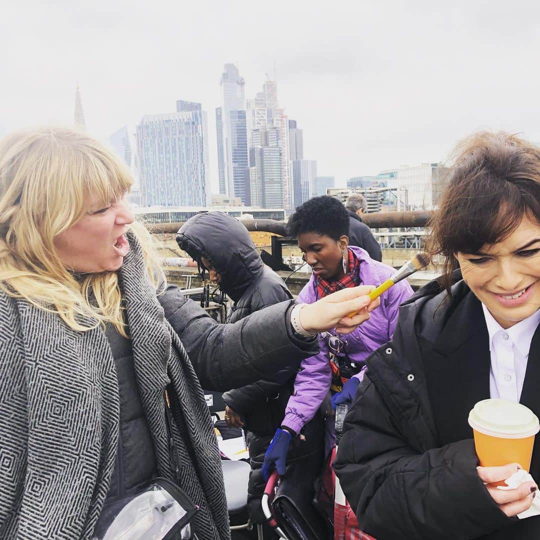 レナ・ヘディのインスタグラム：「Twist make up designer extraordinare @sammykinns .. Is actually pretty fucking BOSSY ... Look at this BTS moment ... DO NOT FOLLOW HER ... I repeat ... DO NOT FOLLOW @sammykinns 😂😂😂😂」