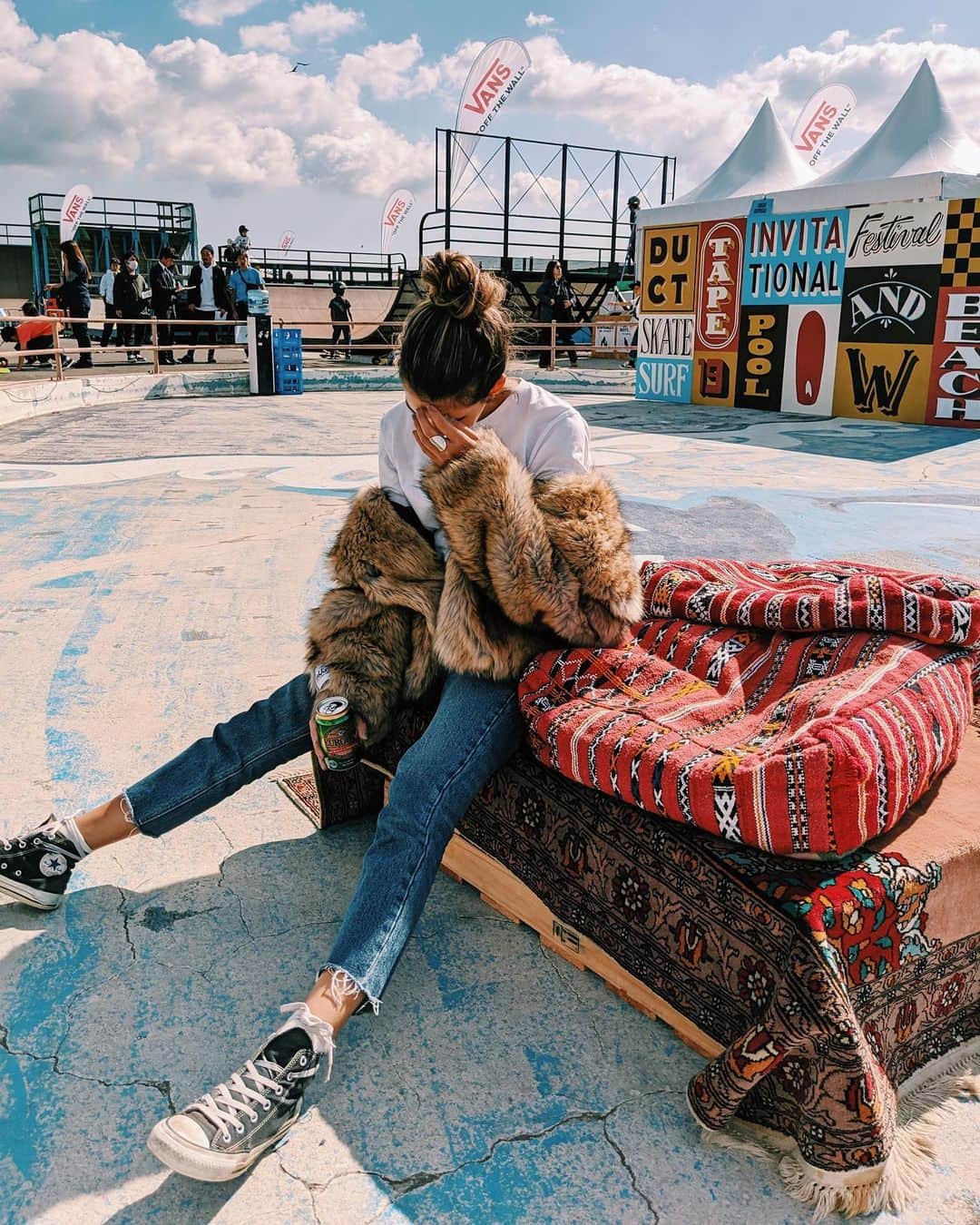 のインスタグラム：「移動距離なかなかの、 しかし沢山の人に会えた 楽しい三連休でした🌼🌼 ・ ありがとう！ ・ ・ 11月とは思えないあたたかさ。 冬の時期は 晴れた日がやっぱり好き。 ・ うーん…11月かあ💭 ・ ・ "怒るがいい 泣くがいい　 叫ぶがいい 黙りこむがいい　 ひとりのあなたの魂の 底にひそむものは　 世界中のどんな 大事件よりも 巨大だ " ・ 谷川俊太郎「夕焼け」 ・ ・ #denim #jakke #vicente #ootd #simplefashion #fashion #デニムコーデ #エコファーコート  #シンプルコーデ #りかのようふく」