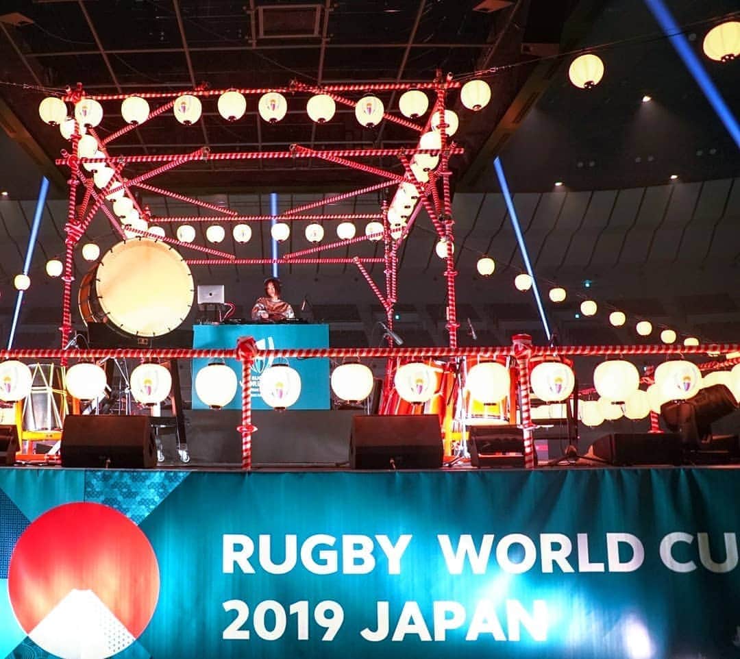 DJ CHIAKIのインスタグラム：「☆ 横浜アリーナで行われた "RUGBY WORLD CUP 2019 JAPAN" の準決勝のDJ担当させて 頂きました🏈🏈❤️❤️ Thank you guys !!! ** slide→slide→slide→ #rugbyworldcup2019 🇯🇵」