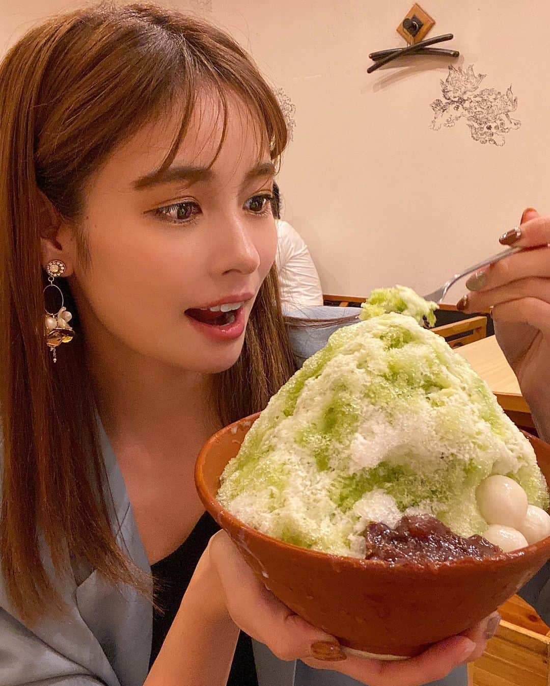 得あゆさんのインスタグラム写真 - (得あゆInstagram)「かき氷は冬も好き〜🍧 理由は室内は暖かいし空いてるから！笑 ・ ・ ・ ・ ・ ・ ・ ・ ・ ・ #かき氷#アイスクリーム#アイス#デザート#スイーツ#抹茶#夜ごはん#ディナー#アクセサリー#イヤリング#インスタ映え#カメラ女子#もつ鍋#鍋#秋#秋服#休日#ダイエット#グルメ#食べ歩き#ナチュラルメイク#スーツ#セットアップ#ファッション#icecream#gourmet#accessory#japanesefood#japanesegirl#diet」11月5日 20時31分 - tokuayu819