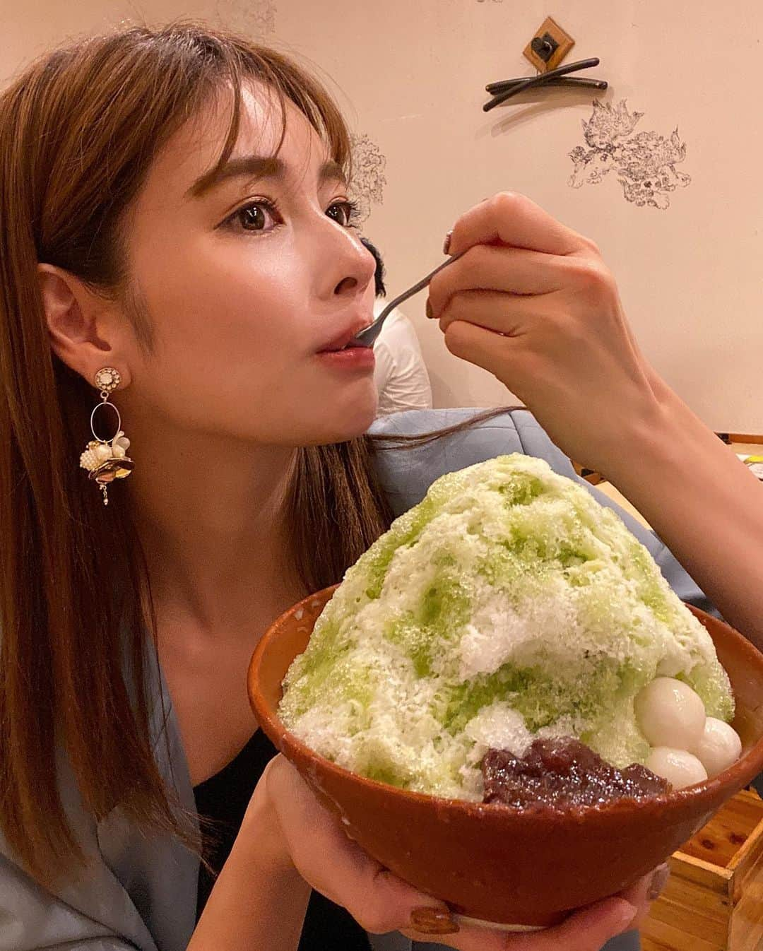 得あゆさんのインスタグラム写真 - (得あゆInstagram)「かき氷は冬も好き〜🍧 理由は室内は暖かいし空いてるから！笑 ・ ・ ・ ・ ・ ・ ・ ・ ・ ・ #かき氷#アイスクリーム#アイス#デザート#スイーツ#抹茶#夜ごはん#ディナー#アクセサリー#イヤリング#インスタ映え#カメラ女子#もつ鍋#鍋#秋#秋服#休日#ダイエット#グルメ#食べ歩き#ナチュラルメイク#スーツ#セットアップ#ファッション#icecream#gourmet#accessory#japanesefood#japanesegirl#diet」11月5日 20時31分 - tokuayu819