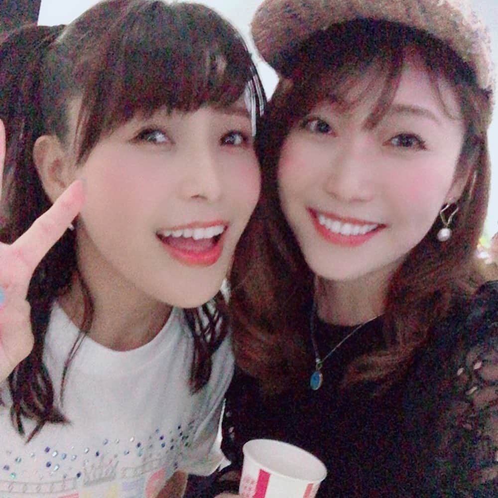 のインスタグラム：「新田恵海ちゃんのイベント ・ 「EmiRing◎冬2019 ～12月の魔法使い～ 晩餐会」 ・ にゲストとしてお邪魔させていただくことになりました🕊✨ ・ 『CARNET』に続き #つんいく 再び！ ・ 今からすっごく楽しみ💕 詳しくは〈新田恵海オフィシャルサイト〉をご覧ください🙌 ・ #えみつん #EmiRing #新田恵海 #キューティブロンド初演からの仲良し #同級生 で#親友 で#旅行友達 で#カラオケ友達 ←最近」