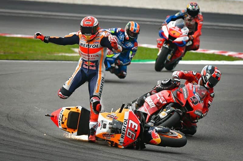 MotoGPさんのインスタグラム写真 - (MotoGPInstagram)「😱😱😱😱😱😱 // Swipe left ⬅️ for the full sequence of @marcmarquez93's Sepang Q2 highside 💢 #MalaysianGP 🇲🇾 #MM93 #MotoGP #Crash #Highside #Motorcycle #Racing #Motorsport」11月5日 20時27分 - motogp