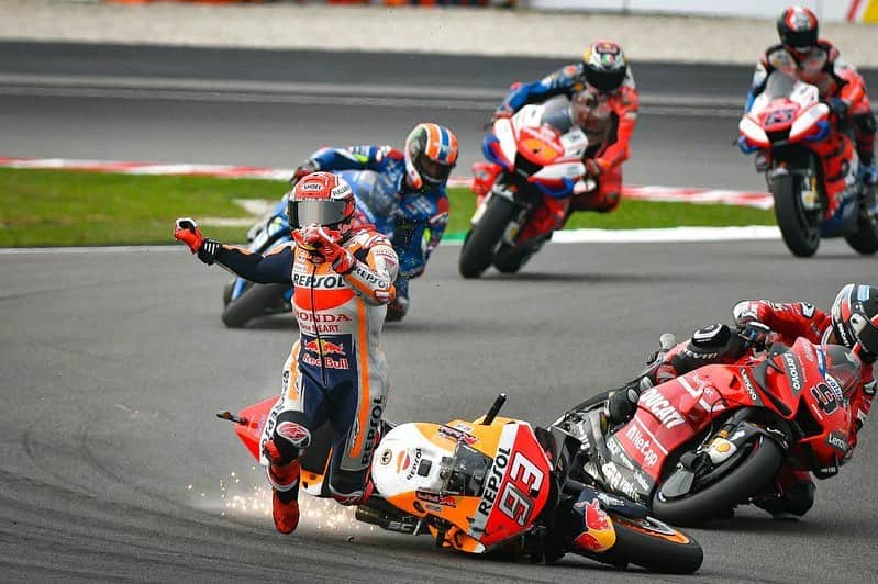 MotoGPさんのインスタグラム写真 - (MotoGPInstagram)「😱😱😱😱😱😱 // Swipe left ⬅️ for the full sequence of @marcmarquez93's Sepang Q2 highside 💢 #MalaysianGP 🇲🇾 #MM93 #MotoGP #Crash #Highside #Motorcycle #Racing #Motorsport」11月5日 20時27分 - motogp