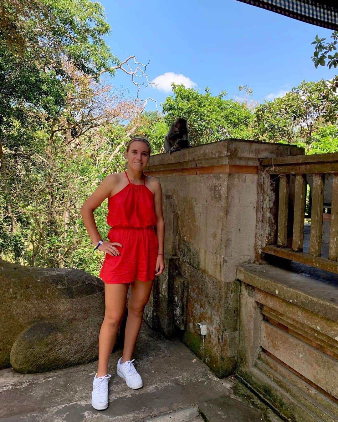 ソフィア・ケニンのインスタグラム：「Chilling with locals 🤪🐒🐘」
