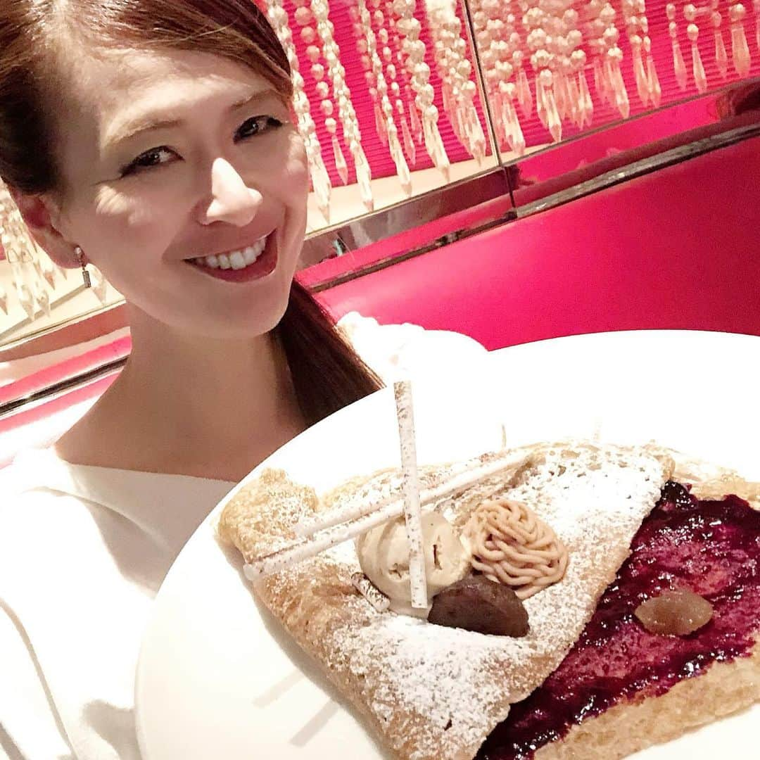 里井真由美さんのインスタグラム写真 - (里井真由美Instagram)「🇫🇷🌰 フランスのブランド「NINA'S ニナス紅茶」と ジョエルロブションの期間限定コラボ❗️ ・ ・ ロブションの定番人気「マロンとカシスのガレット」とニナス紅茶も相性ぴったりだし、 ・ ・ ニナスの紅茶「マリーアントワネットティー」を使ったルビーカカオのパフェもおいしい〜 ・ ・ ヴァシュンローズに見立てた柚子とマヌカハニーのグラスにも、マリーアントワネットティーが入っているから香りが華やかでおいしい🌹 ・ ・ パフェかグラスを注文すると、可愛いニナス オリジナルキャンバストートが頂けますよ〜🌹🌹🌹ローズとフランボワーズのマカロンもおすすめ😊マカロンには ニナスのオリジナルチャームも付いてきます。可愛い💕 ・ ・ ル カフェ ドゥ ジョエル・ロブション 日本橋高島屋S.C. 本館2Fです。 ・ ・ フランスを代表するフードと紅茶のコラボとあって、店内は殆どの方がニナススイーツを召し上がってました。 ・ ・ 限定コラボやプレゼントイベント嬉しいですよね。盛り上がる〜⤴️⤴️⤴️ ・ ・ プレゼントやパフェ、グラスデザートなどは11/30 までなのでお早めに♡ ・ ・ @momoko_golf ちゃんと行ってきました。 パリ、パン、甘いもののお話に花咲く咲く🇫🇷🇫🇷🇫🇷🇫🇷お招きに感謝です ・ ・ #ninas #紅茶ニナス #紅茶ニナスパリ#ニナス紅茶 #ニナス紅茶プレゼント #ジョエルロブション#ルカフェジョエルロブション #コラボスイーツ#栗#フランスマロン#ガレット#里井真由美#1級フードアナリスト里井真由美 #栗スイーツ#モンブラン#フランス」11月5日 20時33分 - mayumi.satoi