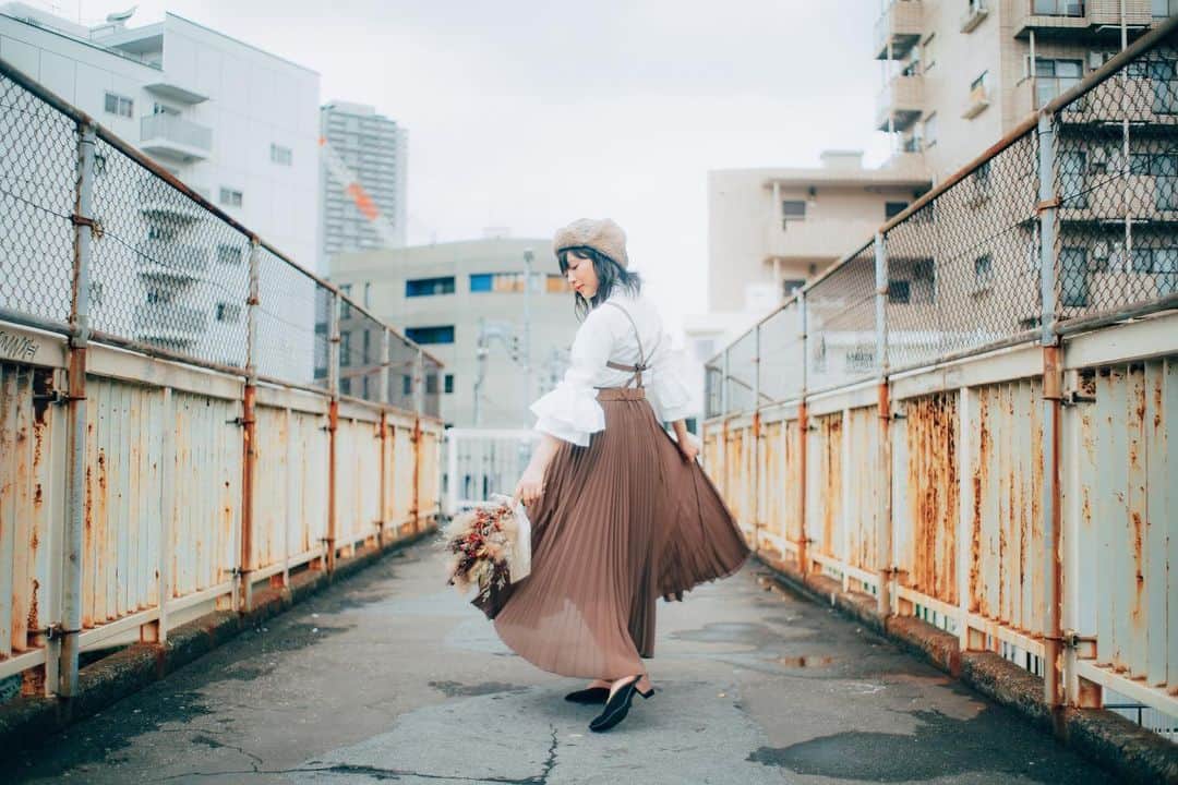 中山莉子さんのインスタグラム写真 - (中山莉子Instagram)「→﻿ 今日は振り入れでした！﻿ とても素敵な振り付けをしていただいたので披露が楽しみです✨﻿ ﻿ 秋の生写真オフショットー！﻿ お花好きなので、ドライフラワーを持っての撮影嬉しかったな☺️スカートヒラヒラ〜」11月5日 20時36分 - nakayama_riko_official