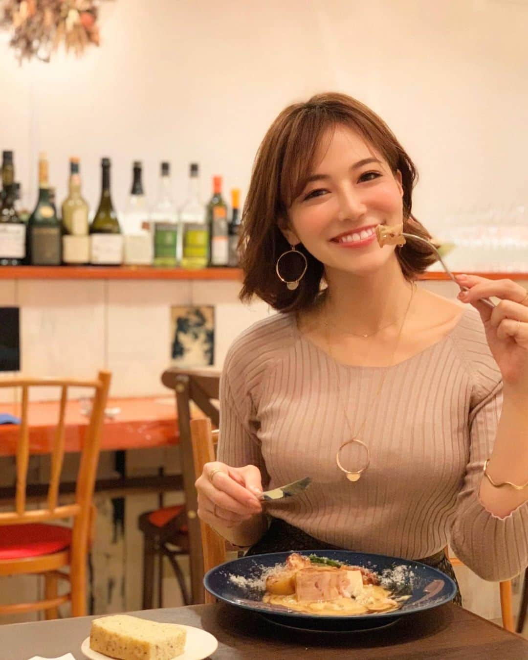 石井里奈さんのインスタグラム写真 - (石井里奈Instagram)「こんばんは😋😋❤️ . 今夜は里奈ログ😘❣️大好きな名古屋コーチンを使ったスペシャル料理❣️ . 先日、自由が丘にあるビステリア サトッロで食べに行ってきました❤️ . ダイエットや美容にもよいといわれている鶏肉の中でも、最も美味しいと言われている愛知名産の名古屋コーチン。 . 今回いただいたメニューはこれ❤️ 🍳名古屋コーチンと豚肉のバロティーヌ クリーミーソース . とにかく鶏肉が柔らかくて甘くておいしい～🥺🥺❣️しかもやわらかさの中にも、弾力あるしっかりしたお肉🍖 . 鶏肉の皮も驚くほど甘くて、ソース付けなくてもその甘さだけで、もうおいしい！笑 . ぜひみんなも食べに行ってほしいな～❤️ . しかも私が誕生日近かったこともあってお心遣いでサプライズ誕生日プレートまで😭💕本当に素敵なお店でした❣️ . 他のお料理もおいしかったし、また食べに行こっと😋💕 . 今日もお疲れ様でした❤️ . https://tabelog.com/tieup/main/aichi_gurume/?cid=tieup_aichi_instagram . #愛知 #名古屋コーチン #pr #名古屋コーチンと豚肉のバロティーヌクリーミーソース #りなまるグルメ #愛知グルメ #名古屋グルメ #肉 #肉好き #チキン #鶏肉 #chicken #愛知県 #グルメ #ご当地グルメ #meat #肉食女子 #自由が丘 #food #グルメ女子 #東京グルメ #自由が丘グルメ #東京カレンダー #もぐもぐ女子 #名古屋 #nagoya #aichi #愛知県 #名古屋旅行 #グルメ旅」11月5日 20時36分 - ri7tin1025