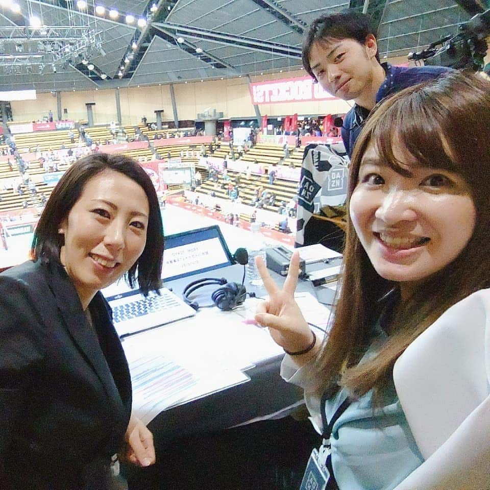 矢田部ゆかさんのインスタグラム写真 - (矢田部ゆかInstagram)「開幕4週目🏐 土曜は現場から実況🎧 解説は横山雅美さん♡  安心の坂本D＆百瀬Dが中継車と放送席を交互に。みんな4季毎週見てるからリーグや選手のことをよく知ってるしバレー好き🏐 共通認識を持って放送を作っていくのは最高に楽しいです🥰 DAZNチームの強み🍀  #DAZN #Vリーグはバレーだよ  #Vリーグ #VLEAGUE #大田区総合体育館 #解説 #横山雅美 さん #実況 #矢田部ゆか #今季担当7試合目 #バレー実況通算175試合目」11月5日 20時36分 - yucaparis93