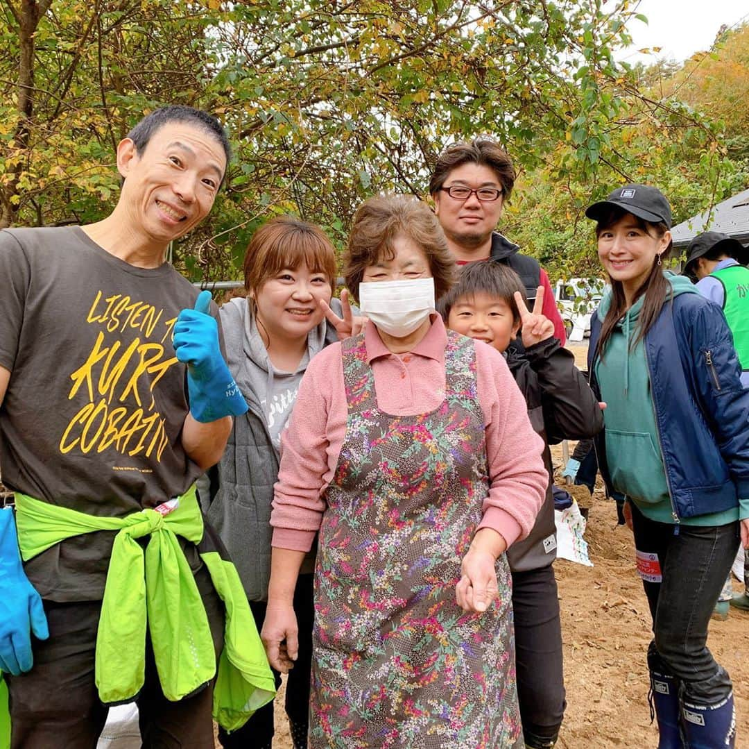 山川恵里佳さんのインスタグラム写真 - (山川恵里佳Instagram)「: : 今回お世話になったボランティア活動先のご家族の皆さん、宮古市災害ボランティアセンターの皆さん、この日の為に集まった皆さん、そしてプライベートでボランティア活動にきていたヘイちゃん（20年位前に番組でお世話になりやっと再会できたIBC江幡アナウンサー✨）、私がボランティア活動に行きたいと1番に相談しリサーチしてくれたIATの中尾アナウンサー（1番最後の写真、ピンボケすみません🙏）、いいコトの番組でお世話になってる松舘さん、宮古在住カメラマンで宮古市にいる間、私達をフォローしてくださった工藤さん、そして私の気持ちを尊重し、行動させてくれた家族に感謝です。 : まだまだ厳しい状況は続いています。この活動を一度きりで終わらせることなく、引き続き微力ではございますが続けていきたいと思います。 : これを読んだ皆さんも、どうか一歩を踏み出していただけたら幸いです。 実際に現場に行けない方もいらっしゃるかと思いますが、もし宜しければ山川の想いをシェアしていただけますと嬉しいです。 : 今後の動きは宮古市ボランティア災害センターのFacebookでご確認ください。 : #宮古市災害ボランティアセンター#台風19号#岩手県#宮古市#岩手出身#ibc#ibc岩手放送#江幡平三郎 アナ#iat#岩手朝日テレビ#中尾考作 アナ#ボランティア活動#家族」11月5日 20時37分 - erika_3_official