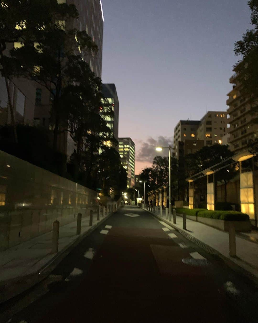 阿久津真央さんのインスタグラム写真 - (阿久津真央Instagram)「今日歩いてたら ふと夕焼けキレイすぎて 写真とってた🤳 でも歩きながらやからぶれぶれww」11月5日 20時48分 - akutsumao