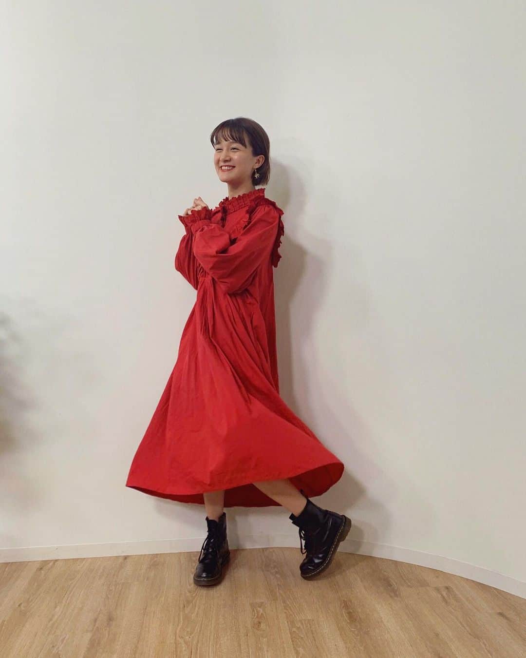 岡田ロビン翔子さんのインスタグラム写真 - (岡田ロビン翔子Instagram)「赤いワンピースに浮かれて踊るひと Rakuten Live MC 楽しかった来週も出ます！」11月5日 20時48分 - i_am_robin0315