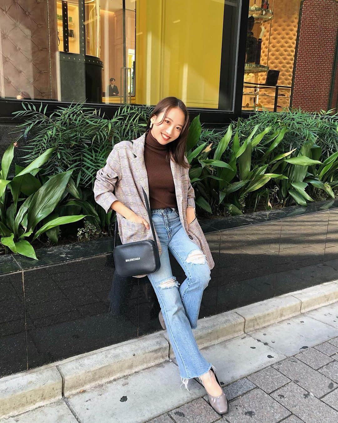 大野真昂のインスタグラム：「☺︎ ・ ジャケット着ることが多いこの季節。 → @lilyboutique_official さんの🧥 ・ 前髪をまた作るかずーっと迷ってる どっちがいいかなあ👶🏻♥️ ・ #ootd #jacket #lilyboutique #pants #moussy #pumps #snidel #bag #balenciaga」