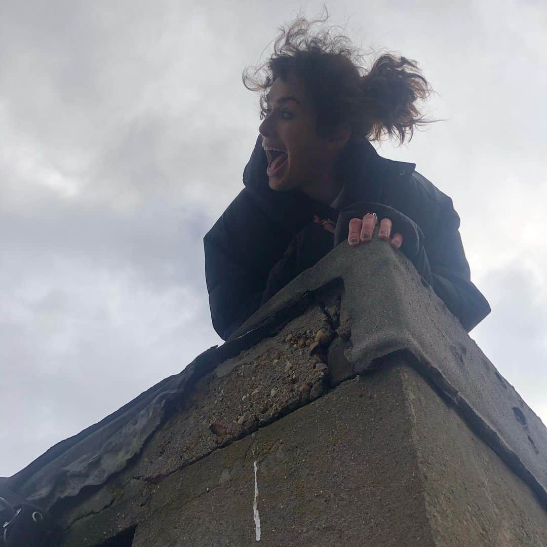 レナ・ヘディのインスタグラム：「Curly pup on a roof .. ruff #Twist #Red #Sikes  @rafflaw 🤩❤️❤️@sophiesimnett 😊❤️❤️」