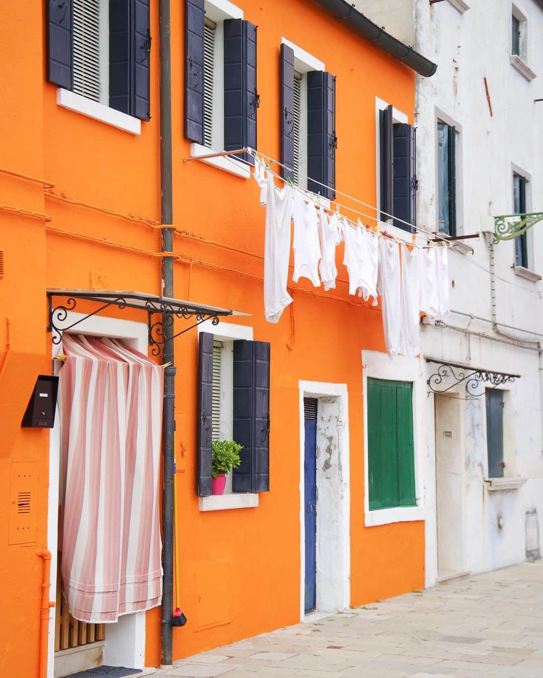 田島知華さんのインスタグラム写真 - (田島知華Instagram)「【Italy🇮🇹Burano】 洗濯物がまるでオーナメントのように見える ブラーノ島の家。 レモン色の壁に貼られたタイルと同じ、 爽やかな青と白の洗濯物。 モップも鉢植えも良い差し色に。 全体的にすごく好きな配色！ イタリアでたくさんの“色”を楽しんできました🎨 Copyright © TAJIHARU  PENTAX K-1 MarkⅡ HD PENTAX-D FA 28-105mmF3.5-5.6ED DC WR _ #たじはるトリップ #TAJIHARU_italy #イタリア #イタリア #ヴェネツィア #ブラーノ島 #ヨーロッパ #女子旅 #旅ガール #カメラ女子 #イタリア旅行 #italy #venezia #venice #burano #europe #igerseurope #igersitaly #topeuropephoto #topitalyphoto #visititaly #visitvenice #wonderful_places #beautifuldestinations #beautifulplace #earthpix #discoverglobe #discoverearth」11月5日 20時49分 - haruka_tajima