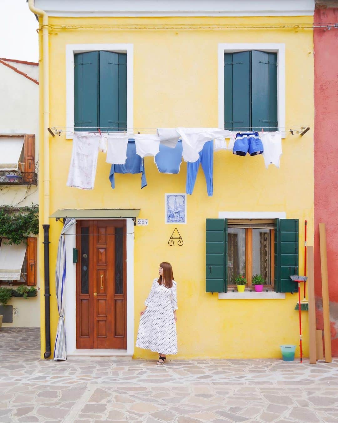 田島知華さんのインスタグラム写真 - (田島知華Instagram)「【Italy🇮🇹Burano】 洗濯物がまるでオーナメントのように見える ブラーノ島の家。 レモン色の壁に貼られたタイルと同じ、 爽やかな青と白の洗濯物。 モップも鉢植えも良い差し色に。 全体的にすごく好きな配色！ イタリアでたくさんの“色”を楽しんできました🎨 Copyright © TAJIHARU  PENTAX K-1 MarkⅡ HD PENTAX-D FA 28-105mmF3.5-5.6ED DC WR _ #たじはるトリップ #TAJIHARU_italy #イタリア #イタリア #ヴェネツィア #ブラーノ島 #ヨーロッパ #女子旅 #旅ガール #カメラ女子 #イタリア旅行 #italy #venezia #venice #burano #europe #igerseurope #igersitaly #topeuropephoto #topitalyphoto #visititaly #visitvenice #wonderful_places #beautifuldestinations #beautifulplace #earthpix #discoverglobe #discoverearth」11月5日 20時49分 - haruka_tajima
