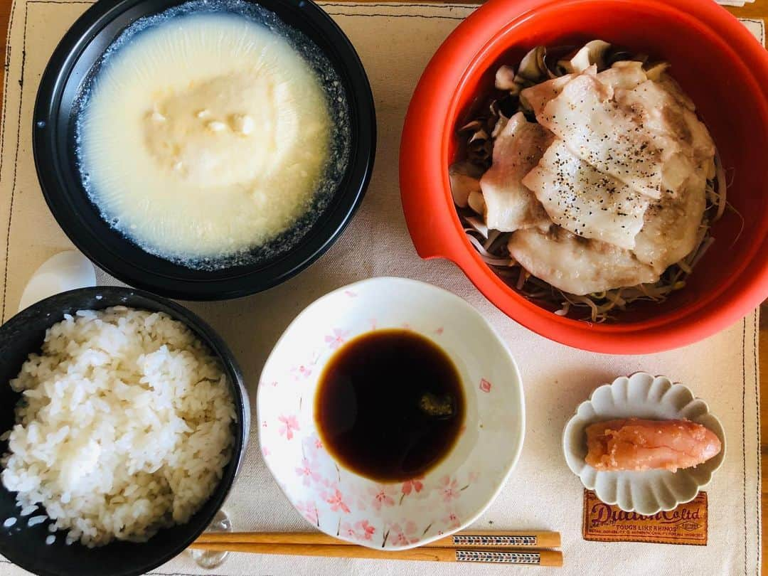 奥田修二さんのインスタグラム写真 - (奥田修二Instagram)「今日の匂わせ昼ごはん。答え合わせはハッシュタグで！  こんなイベントがございます↓  11月15日(金) 『ゴシッパーズ・ハイ～ネもハもないゴシップナイト5～ 』 開演19:30 会場ロフトプラスワンウエスト 前売2000円 出演学天即奥田、ダブルアート真べぇ、ツートライブたかのり、シカゴ実業山本プロ野球、からし蓮根青空  この世界から消される覚悟でゴシップ喋ります！  #学天即 奥田 #ダブルアート 真べぇ #ツートライブ たかのり #シカゴ実業 山本プロ野球 #からし蓮根 青空 #ゴシップ #ロフトプラスワンウエスト  #匂わせ朝ごはん #今日は昼ごはん #お昼は彼女の担当 #なにこの白いの？ #と僕が尋ねると #いいから食べてみ #と彼女 #湯豆腐？ #と聞くと #いいから食べてみって #と言われたので一口食べてみる #湯豆腐だった #湯豆腐やんと言うと #湯豆腐やでと返された #なんの会話のラリーやったん？ #意味のない会話が出来るくらいの余裕が大事」11月5日 20時53分 - gakutensoku_okuda_official