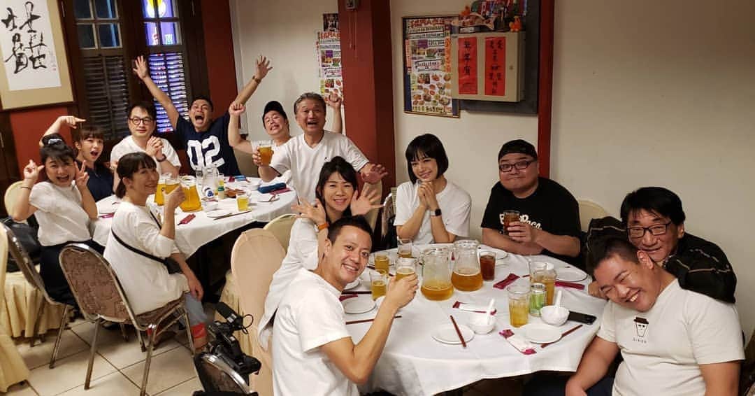 太田芳伸のインスタグラム：「シンガポールから帰って来ました。  シンガポールの配信見て頂いた方ありがとうございました❗  タグ付けしてる方が 『チェキ付きサイン色紙』 当選者です❗ おめでとうございます🎉✨😆✨🎊 応募して頂いた方で外れた方本当に申し訳ありませんm(_ _)m💦  タグ付け確認は 告知もいってると思いますが 画面をタッチして頂くと分かります  今回は僕のミスで15名様分のはずが16名の方の名前を呼んでいましたので、16名の方にプレゼントさせて頂きます❗  当選者の方はDMで 名前(フルネーム) 住所(郵便番号もお願いします) を送ってください✨ ※郵送以外に悪用は致しませんのでご安心ください‼️」