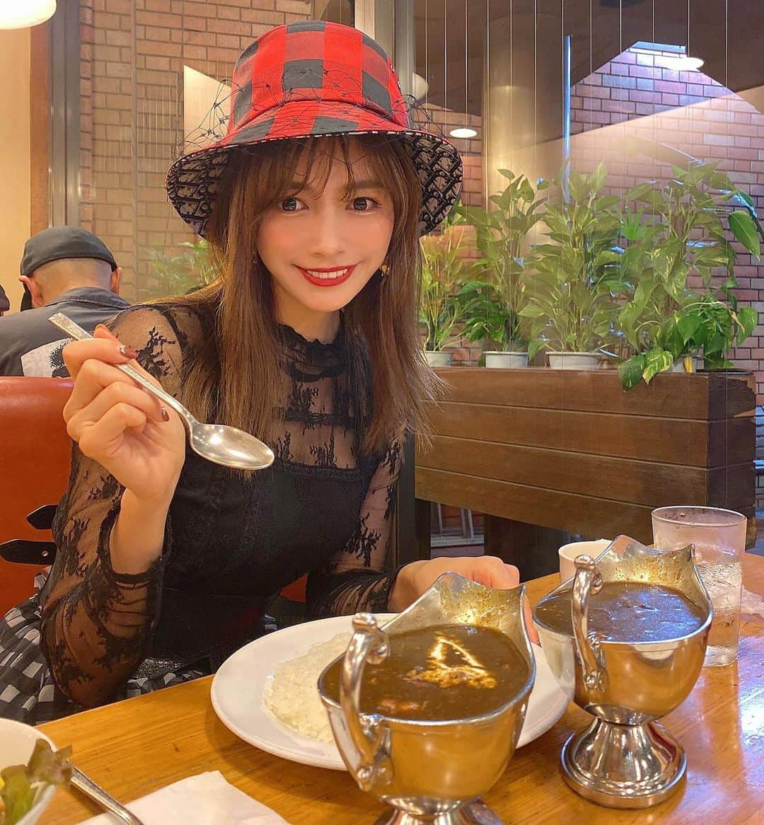 得あゆさんのインスタグラム写真 - (得あゆInstagram)「食べ物続きでごめんなさい笑 カレー🍛元気でるから好き。 辛いものがすごい好きになってきてて 甘いものはだんだん甘すぎると食べれなくなってきてる。笑 ・ ・ ・ ・ ・ ・ ・ ・ #カレー#カレーライス#ランチ#お昼ごはん#お米#グルメ#食べ歩き#秋メイク#秋服#秋#お洒落#コーデ#帽子#バケットハット#ディオール#インスタ映え#カメラ女子#写真#レース#チェック#ダイエット#カフェ#カフェ巡り#curry#dior#check#buckethat#gourmet#japanesefood#lunch」11月5日 20時54分 - tokuayu819