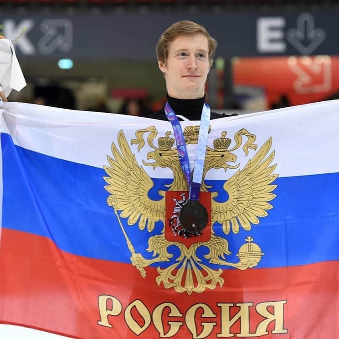 アレクサンドル・サマリンのインスタグラム：「Огромное спасибо моей команде, нашей Федерации, болельщикам и зрителям!🙏🏻 Было супер, скоро увидимся😉 #Russia #Team #Grenoble #silver #потеемчтобырвать #серияГранПри」
