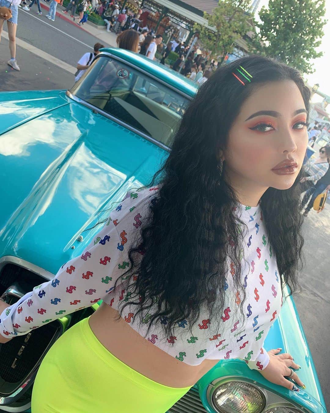 のインスタグラム：「💛🧡💸🤑🚙 #USJ #instafashion #glammakeup #myomakeup @bostezo_ @myomakeup」