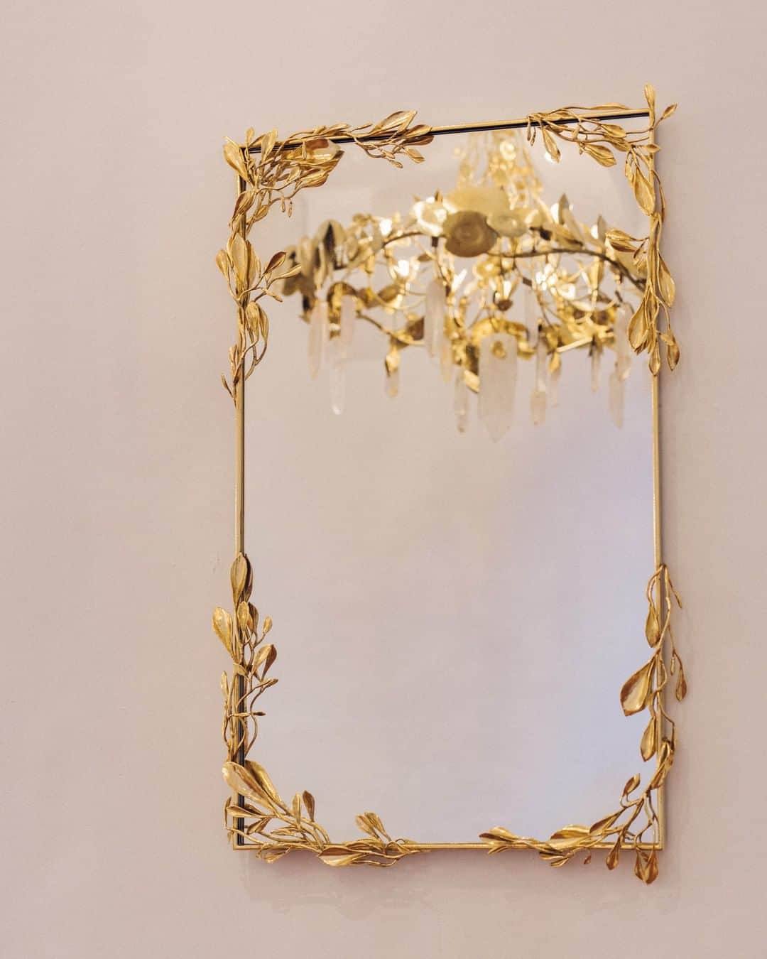 グーセンス パリのインスタグラム：「Only a few days left to visit our exhibition at the Toulon Design Parade. . . #📸 by @theogiacometti_hl . . #Goossens #decoration #designparadetoulon #handmade #yellow #gold #brass #rockrystal #mirror」