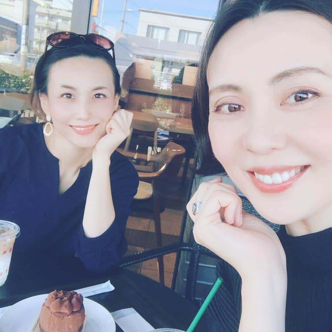 緒月遠麻さんのインスタグラム写真 - (緒月遠麻Instagram)「☺︎ ゆきのファミリーが 好きすぎて 宮崎に20年通ってます。  なので ゆきのの家庭の あれこれな20年を 全て知っているオヅキ。笑  帰る時 必ず 『次いつ帰ってくると？』 と言ってもらえる場所がある幸せ。  感謝ですね☺︎☺︎ 今度は 両親も一緒に宮崎へ✈️✨ #同期 #湖城ゆきの #宮崎  ゆきのの娘2人から 『キタロー長生きしてね！』って手紙を もらったので ビックリするくらい 長生きしようと思います‼️ #ラブレター」11月5日 21時06分 - toma_ozuki