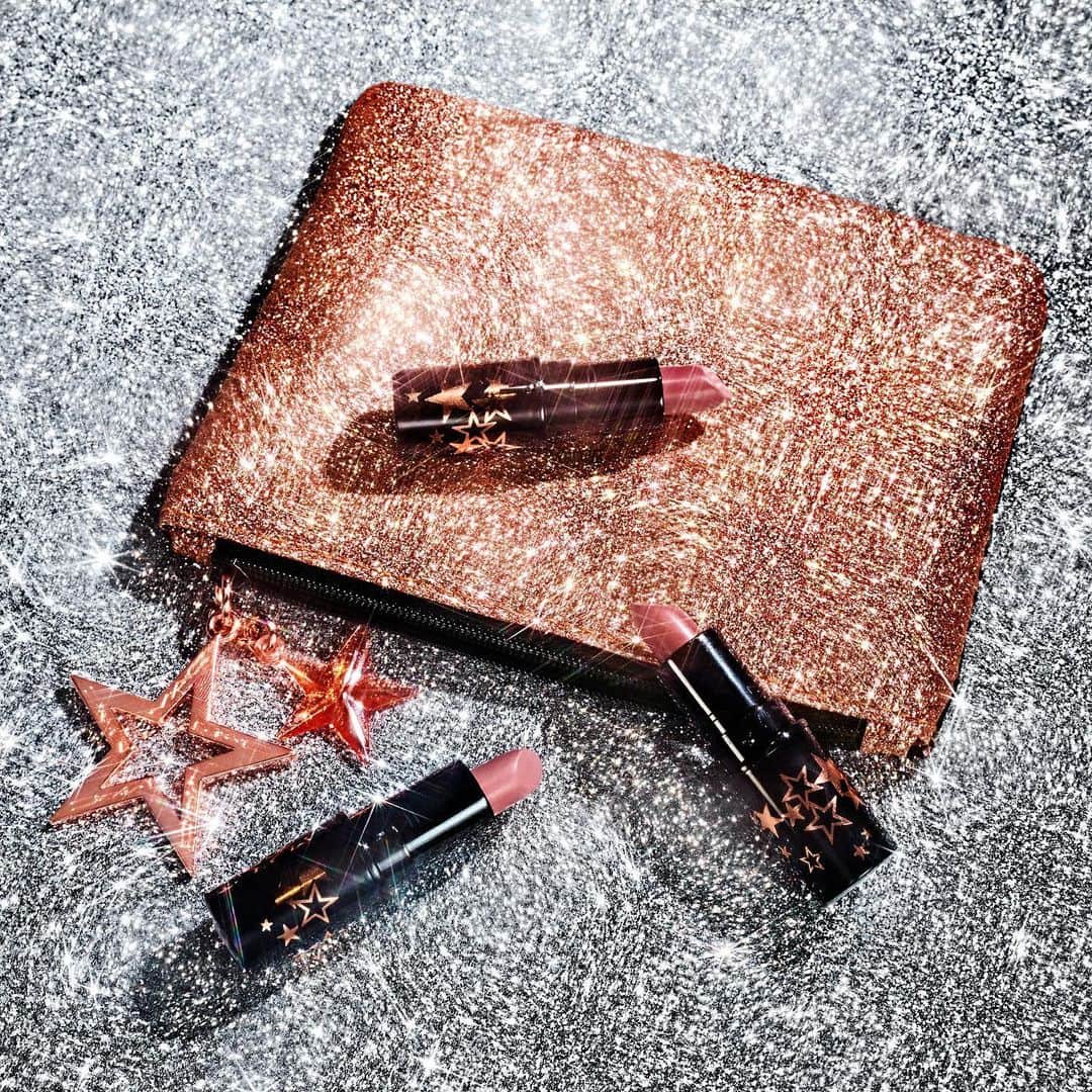 M∙A∙C Cosmetics Japanのインスタグラム：「ㅤ 【本日ホリデー第2弾 オンライン先行発売】 ホリデーキット第2弾は、ミニサイズのリップカラーや、グリッターがセットされたキットがラインアップ✨限定のスターモチーフパッケージでホリデー気分を盛り上げて。 ㅤ 詳しくは @maccosmeticsjapan プロフィールリンクからチェック📎 ㅤ ㅤ *11/5(火) 公式オンライン先行発売 *11/8(金) 全国発売 ㅤ #MACクリスマスコフレ2019 #MACHoliday ㅤ ㅤ ㅤ ㅤ ㅤ #MACCosmeticsJapan #MACコスメ #MACCosmetics #コスメ #メイク #ホリデー #コフレ #クリスマスコフレ #クリスマスコフレ2019 #ホリデーシーズン #クリスマスプレゼント #リップ #口紅 #ミニリップ #メイクポーチ #ホリデーコフレ #ピンクリップ #makeup #cosme #cosmetics #holiday #holidaymakeup #holidaycollection #lipmakeup #holiday2019」