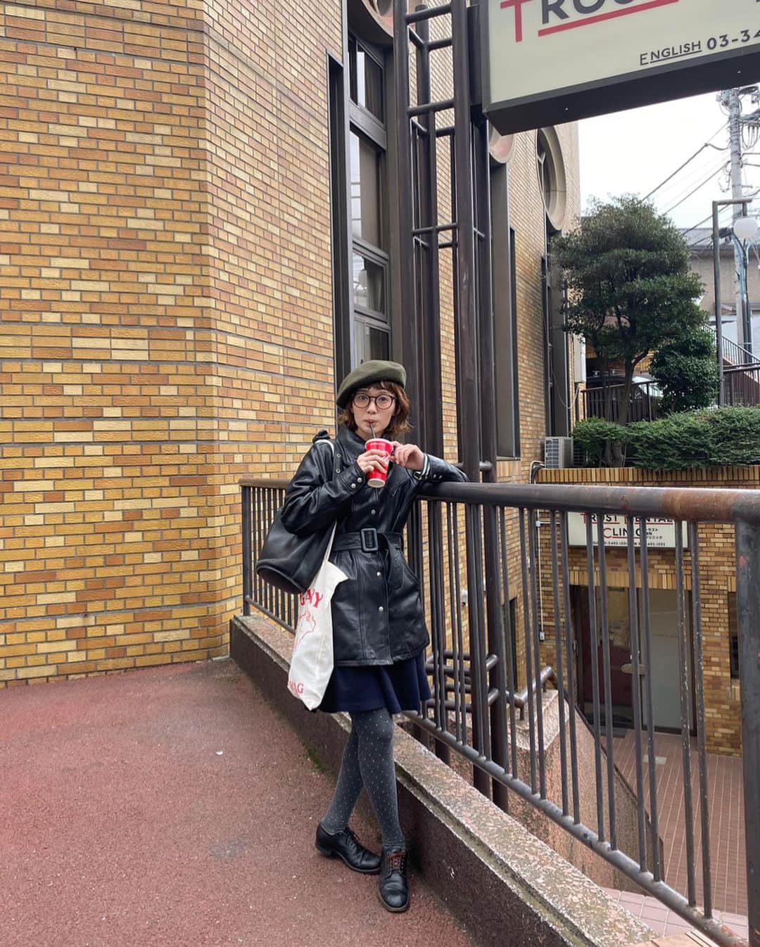 柴田紗希さんのインスタグラム写真 - (柴田紗希Instagram)「ロンドン〜🇬🇧へ今月末行くのです。 ちょっと早めに気分から♡ ドットのタイツにライダースは甘辛で良い感じ タイツの季節がやってきた〜嬉しい〜 #しば服　#私服さん」11月5日 21時14分 - shibasaaki