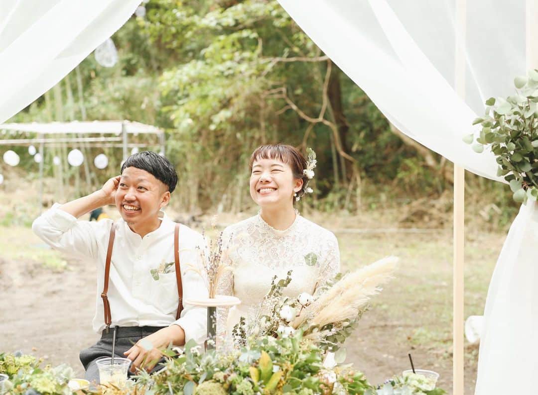 Rihoのインスタグラム：「可愛らしい2人の緑の中での結婚式  撮影を担当しました  2人の人柄のように あたたかく ゆったりした心地のいい空間 やさしい時間が流れていました  本当におめでとう.:*･ﾟ❦」