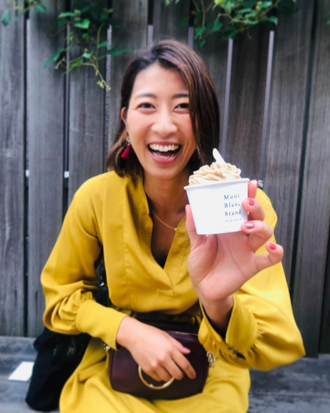のインスタグラム：「#アスリートのプライベート *以下はあくまで主観的意見 昨日Twitterで流れてきた“ある女子アスリート"についての記事。(気になる人は私のTwitter@sayakajから見てみてください) 正直…嫌悪感を感じる内容だった。成人女性が化粧して浮ついてる？調子乗ってる？🤔 だけど確かに自分もプライベートの写真は、なに負けたのに遊んでるのとか、そんな時間あるなら練習しろとか言われるのやだな…とか思って普段アップしないな、と。無意識のうちにステレオタイプに流されてるんだなと思った。 オフの日は身体を休めるのが最優先だけど、心を休める為に遊びに行ったりしますよ！ . あと、その記事に、高級車に乗っていて悪印象的な事書いてあったけど、夢があるじゃないか。他の人より優れていたら他の人より沢山稼げるのは当たり前じゃないですか。プロなんだから、勝てば稼げるんです。裏には努力や色んなものとの戦いがある。反対に怪我などリスクもある。競技によるけど、プロアスリートとして活動できる時間は限られているし、活動したくてもできない場合もある。 . アスリート側も、プロである自覚を持ってトップアスリートとして自分に厳しく品格ある行動をすべきです。知名度が上がれば上がるほど色んなことを言う人が出てきます。むしろアンチが多いという事は、知名度が高い証拠！きっと“この記事"に挙がっている選手も理解していると思います。 でもね、同じ女子アスリートとして(知名度は全く足元にも及ばないけど)なにも言わずにはいられなかったのです。偉そうに言ってしまったけど、そんなつもりはない。。 .  っていう事で、先月の休日に鎌倉行った時の写真をアップしておきます📸このモンブラン が前から食べたくて食べたくて…念願かなって最高でした🌰😋美味🥰美味しいものって幸せー💖 #女子アスリート　#人生　#life #lifestyle #athlete #montblancstand」
