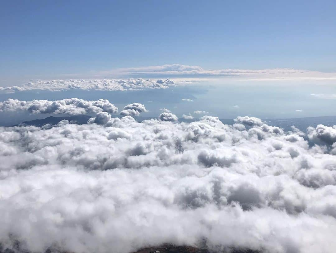 星原健太さんのインスタグラム写真 - (星原健太Instagram)「初富士山。すれ違う人や前や後ろを歩く人との挨拶が怖くて絶妙な距離を保ちながら8合目まで登頂。そこで本格的な人にピックとアイゼン？持ってなかったらこれ以上行かない方がいいと言われ下山。降りる時ゾーンに入って気がついたら5合目でした。お疲れ様でした。 #富士山 #コミュ障 #ゾーンの無駄遣い」11月5日 21時08分 - kentahoshihara