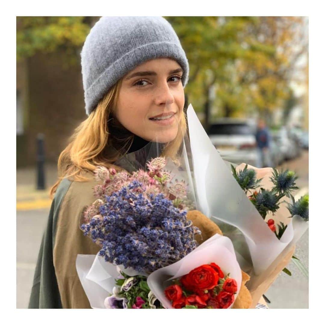 エマ・ワトソンのインスタグラム：「Thank you to everyone who worked so hard on my British Vogue cover. ❤️🌸🌺」