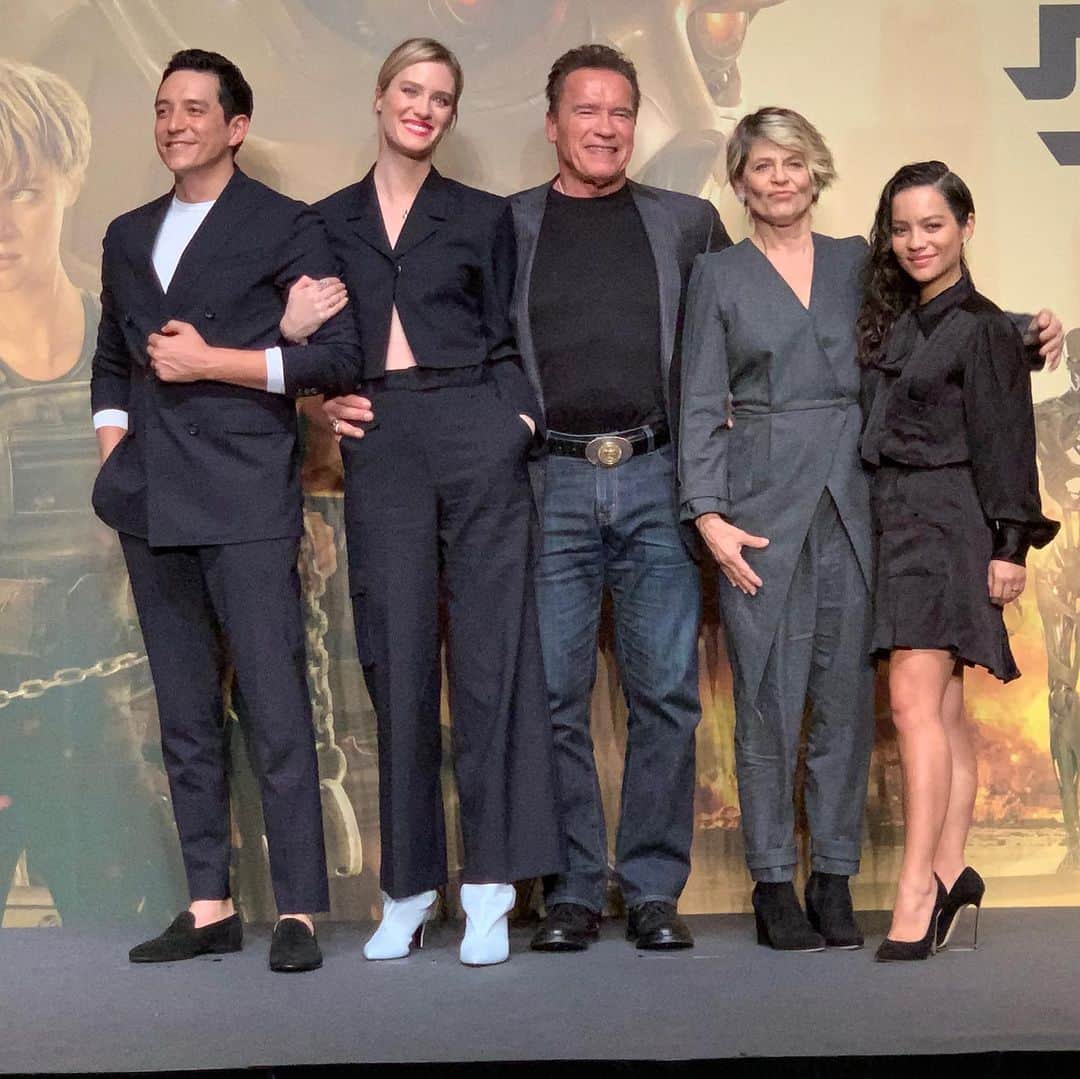 20世紀フォックス映画さんのインスタグラム写真 - (20世紀フォックス映画Instagram)「‪. 👍🔥⛓シュワちゃん&リンダ・ハミルトン、世界NO.1ヒットの中、遂に日本上陸🇯🇵‬ . ‪「『#ターミネーター』は特別な作品だ。 そしてこれが最後だと思っている」と、“特別な日本のファン”だけに衝撃発言‼️‬ . ‪『ターミネーター：ニュー・フェイト』は、11/8（金）公開🕶‬ . ‪#おかえりターミネーター‬ #ターミネーター無双 #アーノルドシュワルツェネッガー #リンダハミルトン #マッケンジーデイヴィス #ガブリエルルナ #ナタリアレイエス #映画 #映画好きな人と繋がりたい #洋画 #洋画好きな人と繋がりたい」11月5日 21時16分 - 20thcenturyjp