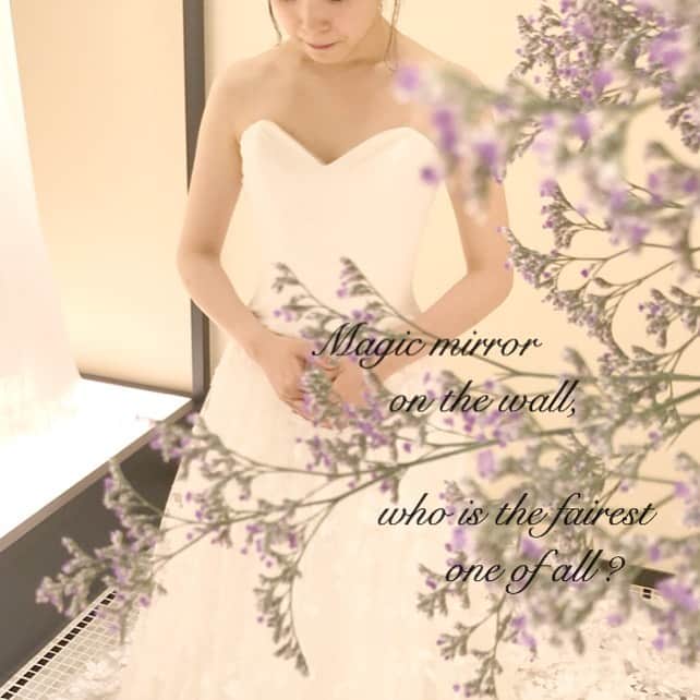 MIRRORさんのインスタグラム写真 - (MIRRORInstagram)「* *  鏡よ鏡、この世で一番美しいのは誰？  #ミラーミラー#ミラーミラー5周年イベント  #鏡に映る自分を愛せるように #mirrormirror #weddingdress  #dressshow」11月5日 21時16分 - mirrormirror_jp