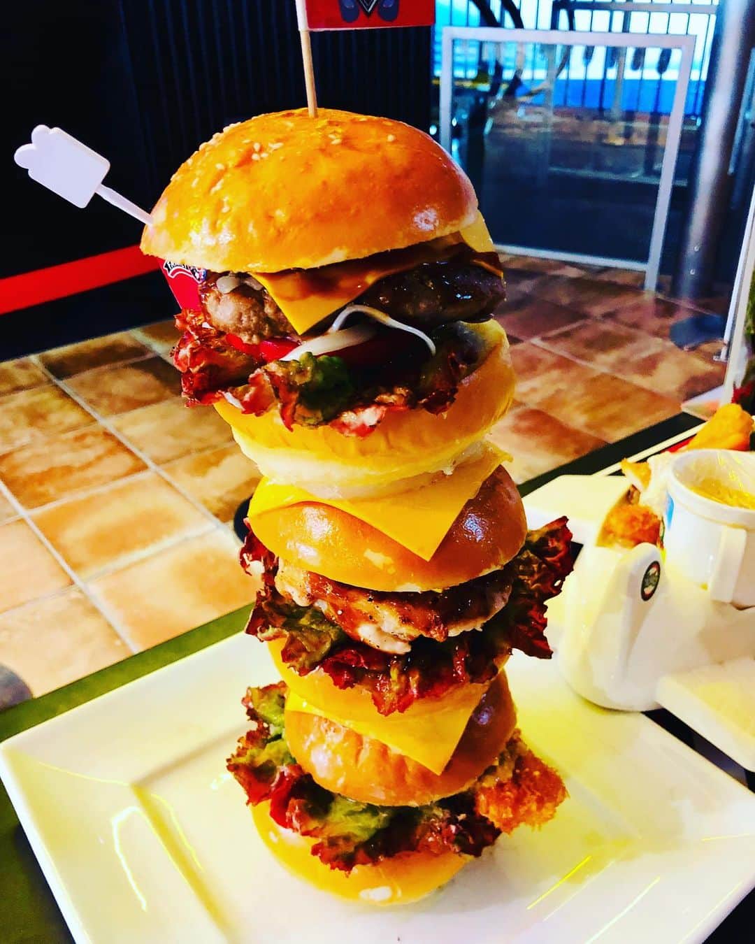 マイケル富岡のインスタグラム：「omg！これ…いける？何人分？ノリで注文しちゃいけない例 #hamburger #towerburger #giant #love #hungry #shooting #actor #actorslife #マイケル富岡 #俳優 #タレント #ハンバーガー#タワーバーガー #撮影 #いくらお腹すいてるからって #シェアする他道はない」