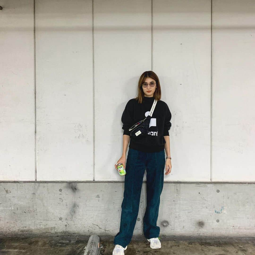 有末麻祐子さんのインスタグラム写真 - (有末麻祐子Instagram)「@isabelmarant のスウェットはちょっとハイネックになっていて おかわなの🧚‍♀️ @beautifulpeople_officialsite  と @arknets_official の別注コラボのウェストポーチバックも 最近よく使う！とゆうかbpのカバン好きすぎて持ちすぎ問題😂 グリーンコーデュロイパンツは @stylings_official  アイウェアは　@lavid_eyewear この色、形使いやすい🥺 スニーカーもヘビロテすぎの　@reebokclassicjp #カバン開けっぱなしごめんなさい #麻祐子服」11月5日 21時20分 - mayukoarisue