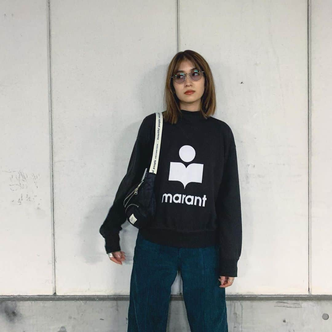 有末麻祐子さんのインスタグラム写真 - (有末麻祐子Instagram)「@isabelmarant のスウェットはちょっとハイネックになっていて おかわなの🧚‍♀️ @beautifulpeople_officialsite  と @arknets_official の別注コラボのウェストポーチバックも 最近よく使う！とゆうかbpのカバン好きすぎて持ちすぎ問題😂 グリーンコーデュロイパンツは @stylings_official  アイウェアは　@lavid_eyewear この色、形使いやすい🥺 スニーカーもヘビロテすぎの　@reebokclassicjp #カバン開けっぱなしごめんなさい #麻祐子服」11月5日 21時20分 - mayukoarisue