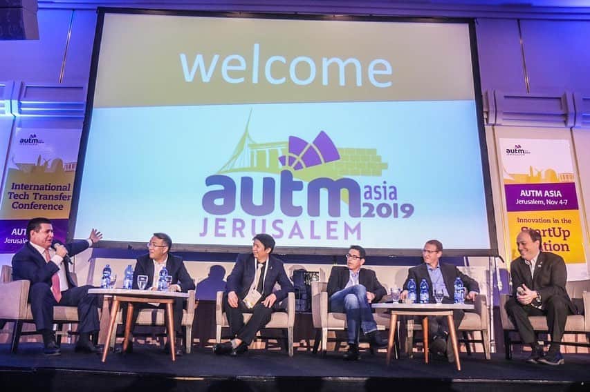 オラシオ・カルテスのインスタグラム：「Fue una gran satisfacción ser parte de #AUTMAsia, la conferencia internacional más grande sobre transferencia tecnológica. Debatimos sobre estrategias para ampliar la huella de la transferencia y comercialización del conocimiento.  Tuve el honor de participar junto a grandes exponentes de la investigación en tecnología, como Mr. Xiao Bin (Gerente General del International Center Co. Ltda, Shenzhen-China), Mr. Netta Cohen (CEO, BGN Technologies, Ltd.) y Mr. Ran Meged (Founder and CEO de HopIt). El panel fue moderado por Yaron Daniely (CEO y Presidente de YISSUM).」