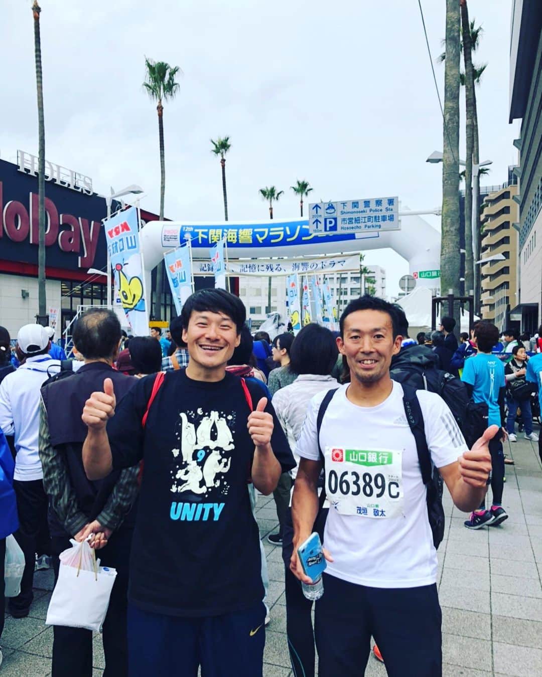 のインスタグラム：「3連休中日は初めてのフルマラソンにチャレンジしてきました❗️ 1〜2年前から9Aの常連さんに誘われてたけど都合が合わず断ってて、ようやく今年は出場を決心👍　人気大会とあってエントリーも数十分で埋まったけど参加希望者みんなエントリー完了の5月。 6月、去年出た友人がまだ走って無いんですか？！と言ってきて焦ってトレーニング開始！が数年ぶりに走ったので開始100メートルぐらいで足パンパン…いきなり心が折れた。 この時の目標はどんな形でも完走。 7月、距離も伸ばしながらコツコツ朝ラン。 エントリー前は10キロも走った事がなかった。走るにつれ欲が出て目標は歩かず完走にステップアップ。 8月、暑さと北海道旅行で月間走行距離100キロ切ってしまった… 9月、涼しくなってペースも距離もアップ❗️ ハーフ→25キロと自己最高距離を更新。 目標も多分無理だろうけどサブ4に設定 10月、中学生以来のインターバルをやったり、近所の山(650M)を走って登ったりとトレーニングメニューを増やし、32KM走もやった。月間距離も最高の230km この頃にはサブ4できるイメージが固まってきた！ そして当日、9Aの常連さん3人+UNITY店長&自分の5人で大会に臨む。 コースは前半どフラット、後半は激しいアップダウンの難コースらしく、大会スローガンも”記録より記憶に残る海響のドラマ“とか言っちゃってるぐらい^^; スタートはCブロックでこれが後々仇となる結果に。 スタートできたのは号砲の3分後、からの渋滞で最初の1キロ6分半にはさすがに焦ったけど中間までは予定通りのペース。 懸念してたアップダウンも練習の山登りの方がだいぶキツかった。35キロまでは。。 測ったかの様に35キロから太腿が攣る一歩手前状態が続きメンタル的にも肉体的にもスリリングなランがゴールまで💦結果的には35キロ過ぎてからも辛うじてキロ5分台をキープしてゴール手前の曲がり角へ。残り100メートルの曲がり角を曲がると時計はちょうど4:00:00❗️ネットタイム(自分がスタートしてからゴールまでの時間)で3時間57分32秒でゴール🎉 一度も立ち止まらず、トイレも行かず、走り続けて目標達成できたのには大満足。　これで毎年ジム前がコースになってて営業妨害されてる防府読売マラソン(サブ4以上しか出れない)にエントリーできると思ったのも束の間、ちゃんと調べたらグロスタイム(号砲からゴール)でのサブ4以上というオチ…33秒足りなかった(^^;; 大きな満足感+リベンジ必至な結果なので当分は走り続ける事でしょう。  5月0km 6月90km 7月154km 8月98km 9月167km 10月230km 11月42.195km  #BoulderingSpot9A #BS9A #9A #ボルダリング #スポーツクライミング #元日本代表 #海響マラソン #サブ4 #サブ4クライマー #山口県 #山口 #防府 #防府市 #YAMAGUCHI #HOFU」