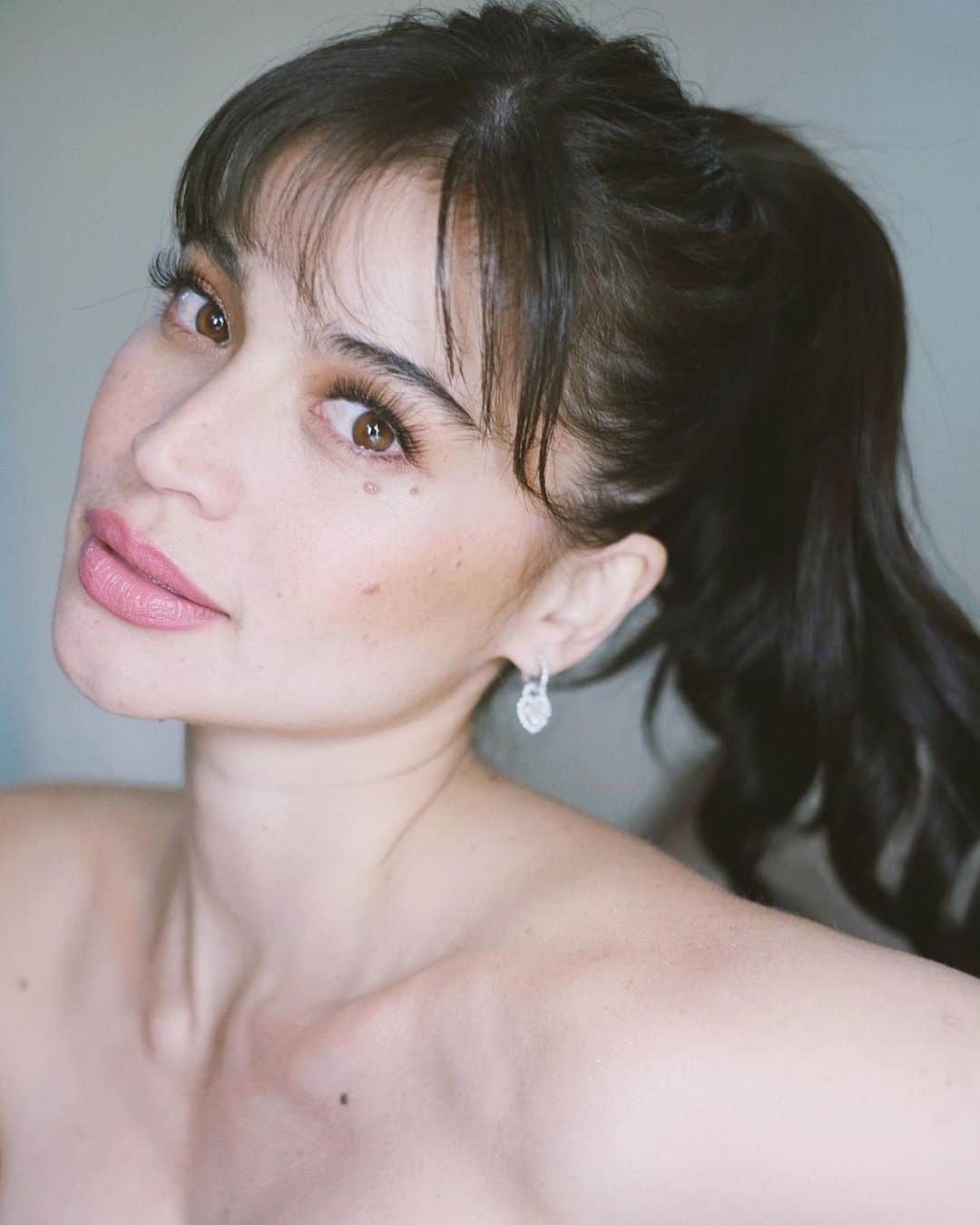 アン・カーティスのインスタグラム：「As a young girl 👧🏻 . . . @mkqua @santiagoraymond @zero1storyhairsalon @01salon_」