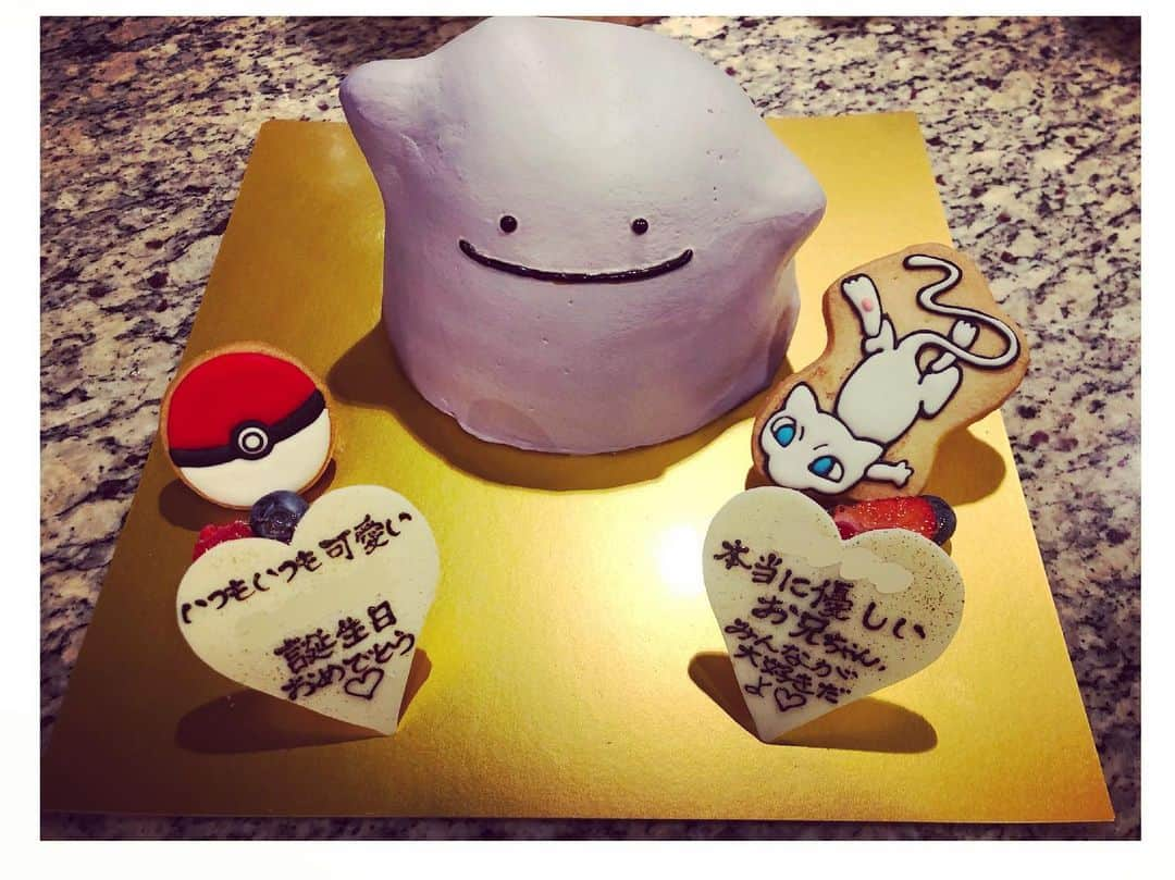 SHOCK EYEさんのインスタグラム写真 - (SHOCK EYEInstagram)「お誕生日おめでとう🎉🎁🎂😊 僕の子供の頃の顔にそっくりな君。 僕の子供の頃の性格とはちょっと違って、とても甘えん坊で、ひょうきんで、よく笑い、よく泣いて、ちょっと天然な君は、僕らの宝物だよ。 生まれてきてくれてありがとう✨ 今年のケーキは、たーくさんあるポケモンの中でも1番好きだという、メタモンにしたよ^_^  ミュウもね。 やっぱり天然さんだねw #メッセージプレートは2人分 #お兄ちゃんになった日 #からも5年」11月5日 21時26分 - shockeye_official