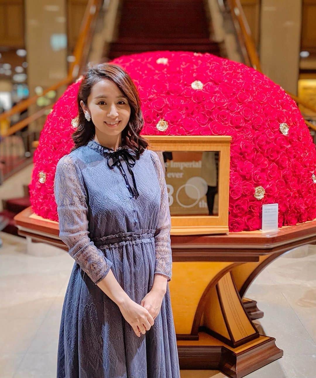 小野恵美のインスタグラム：「ドレスコードがありましたので、 展示会でオーダーした @sylph_official のレースワンピを👗 ・ きれいなブルーグレーがお気に入り♡季節を問わず、お呼ばれのシーンでも重宝します💐 前開きなので授乳も可能なのが嬉しい🤱  #お呼ばれコーデ #ボンシルフ #bonnsylph #ワンピース #レースワンピース #帝国ホテル」