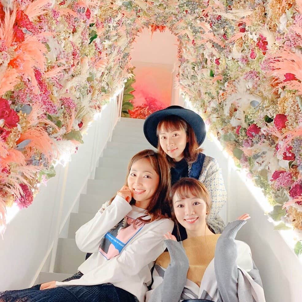 咲妃みゆのインスタグラム：「自分発信で何かをお勧めさせて頂くのは、私にとってはなかなか勇気の要ることです……が！！先日とっても素敵なカフェに巡り逢うことが出来ましたので、この場をお借りして紹介させてください。。。💕﻿ ﻿ 「 ｕ omotesando 」🌈﻿ 11月4日にグランドオープンしたカフェです！﻿ 足を踏み入れた瞬間、そこは優しさと温かさとワクワクで溢れていて…あれ？初めて訪れたはずなのに、この安心感は何だろう？？？とすら思いました🌱✨立派なお店なのですが、まるで穏やかな公園のような…不思議と安らぎを感じる空間で、地球環境の向上に寄り添ったお料理はどれも美味しくて感動…😭✨﻿ ﻿ そして私が何よりも感銘を受けたのは「ｕ omotesando 」のスタッフの皆さまの情熱でした😭﻿ ﻿ 「この世界の全ての物事は、みんな“いつの間にか“関わり合い繋がり合って存在している…🍀このお店に集う人同士がその温かみを分かち合うことが出来て笑顔が生まれたのなら、それはとても素敵なこと…✨」レセプションで、様々な想いを届けてくださったCCOのLINAさんや、城田マリアさん…胸が熱くなりました🥺❤️﻿ ﻿ 「ｕ omotesando 」さんの願いは実にシンプルで、実に心打たれます。﻿ ﻿ 皆さまも是非、足を運んでみてください😌💕﻿ ﻿ #ユーオモテサンドウ 🌈﻿ #ドリーミーヘブン 🦄﻿ #木南さん御姉妹と… 💕﻿ #とっても素敵なお二人 ✨﻿ #私の妹は元気かしら…⁇﻿ #大切な人に会いたくなった日 😭❤️﻿ ﻿」