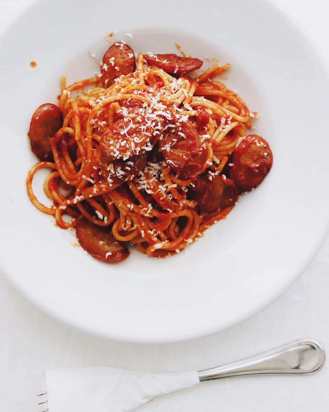 のインスタグラム：「🍝 . お昼は簡単なパスタ。 具材はチョリソーで トマトケチャップと 胡椒とチーズだけの シンプルな味付けで。 . . #ナポリタン #スパゲッティ #パスタ部 #チョリソー #chorizo #pastalover #lovepasta」