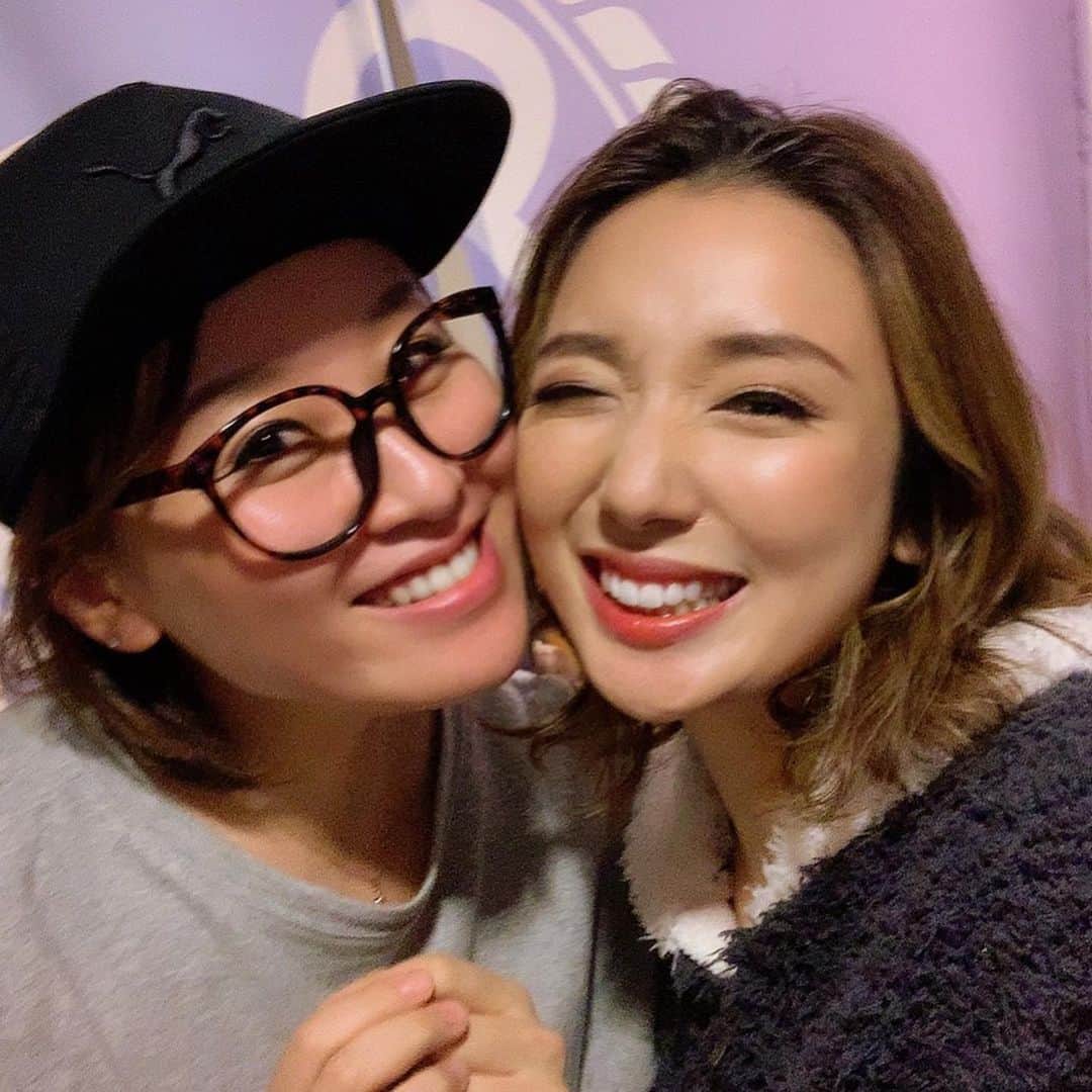 祐澄しゅんのインスタグラム：「観に行ってきました！ 観に行けるかな…って思っていたけど、行けて良かった〜✨ 客席で偶然会えたちあきさん @chiaki__shiratori と必然かと思う率で会うマナちゃん @90nagi との写真は改めて🥰 コマさん可愛かったし、小澤くん演奏しているし、、、色々な角度から観て楽しかったです！ なんの下調べもせずだったので、私の観る体制の違いから最初は遅れをとりました😅が、途中から完全に乗っかっていましたw若者のエキスを頂きました笑笑 みんな歌上手いし個性が❤️コマさんは別として個人的にはバーのウェイトレスちゃん好き。主役の子も。あと…あぁ〜もう〜いっぱい好きな所ありすぎて…皆さん素敵でした！！！ リピーターが多い意味も理解。客入れ中もお客さんを舞台の方に引きつけ温める感じ。ギリギリ到着だったので、もう少し早かったらもっと色々観れたのかな。 後2都市で公演されるそうで。千秋楽まで身体に気を付けて頑張ってください〜　本当観れて良かったです。コマさんありがとうございました！ #西宮芸術劇場 #ラブズレイバーズロスト #楽しかった😊 #観れて良かったです #コマさん #宝塚og #祐澄しゅん」
