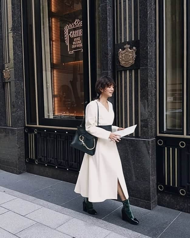 Yoshiko Kris-Webb クリス-ウェブ佳子さんのインスタグラム写真 - (Yoshiko Kris-Webb クリス-ウェブ佳子Instagram)「Heading to work. おはようございます！銀座スタートの今日はカマーバンド風のレザーベルトを#CELFORDAW19 の真っ白なドレスコートに合わせてオスカル調に✨ #セルフォード」11月5日 13時07分 - tokyodame